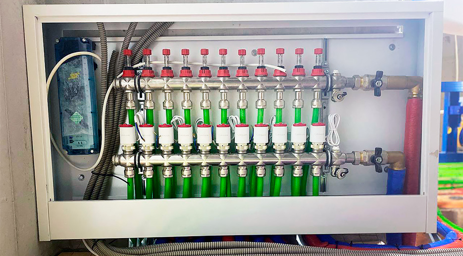 Короб с разводкой труб системы отопления в красно-зелёном исполнении