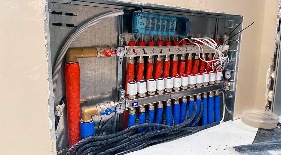 Короб с разводкой труб системы отопления в красно-синем исполнении
